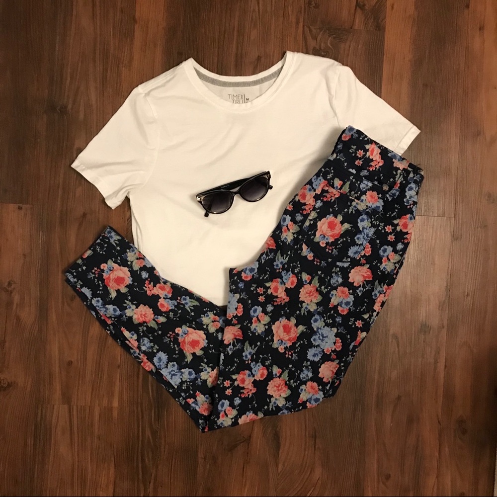 🎅 Like New Navy Blue & Pink Floral Jeggings